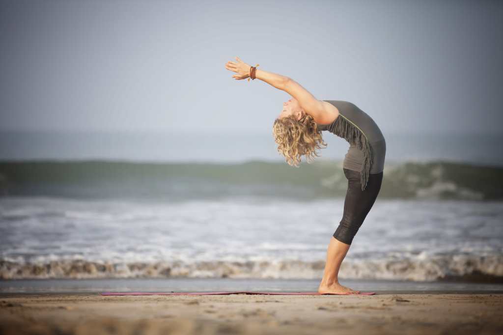  Hasta Uttanasana (Raised Arms Pose) 